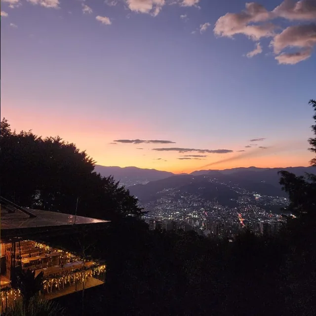 Atardecer sobre el valle de Aburrá visto desde Colosal