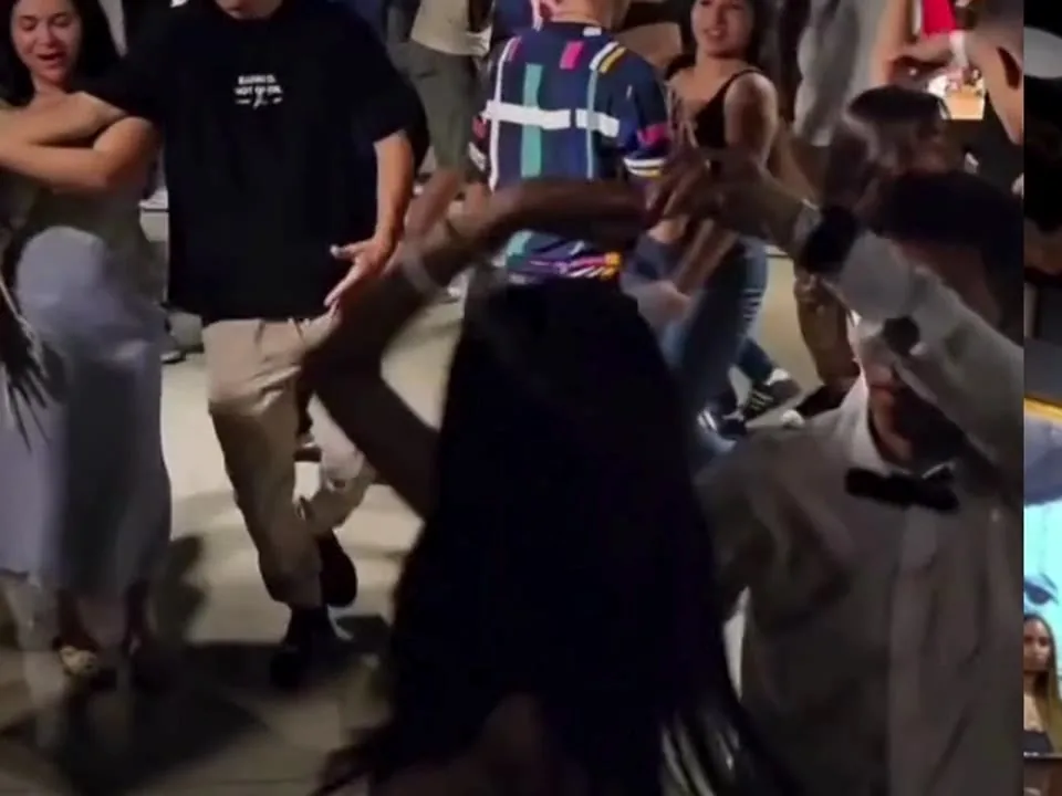 Pista de baile llena en Dancefree, con parejas bailando bachata