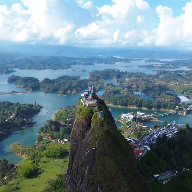 La Piedra del Peñol vista desde el aire, rodeada por el embalse de Guatapé