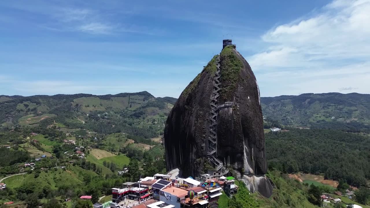 La Piedra del Peñol vista desde el aire, en Guatapé