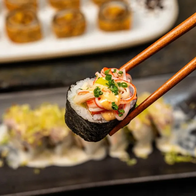 Rollos de sushi y nigiri servidos en Cuon