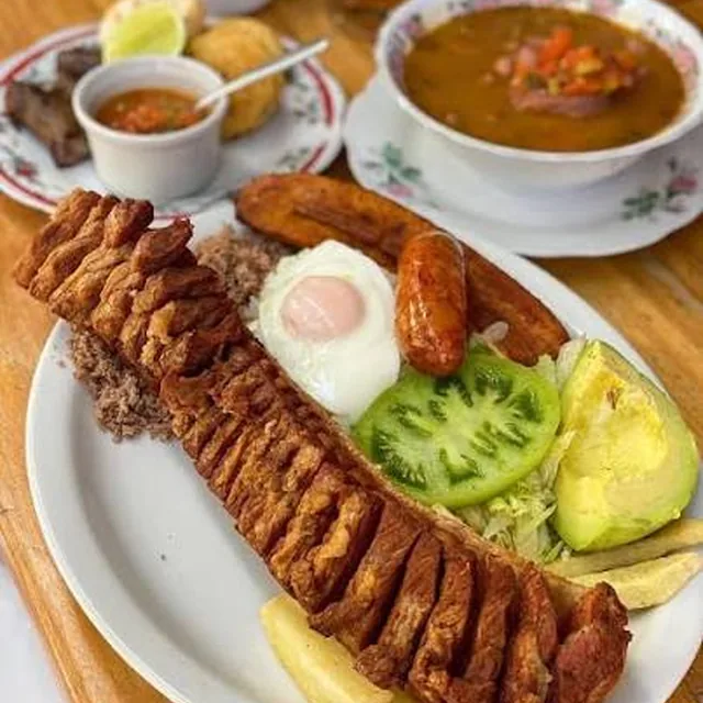 Chicharrón &ldquo;100 patas&rdquo; con bandeja paisa, de La Gloria de Gloria
