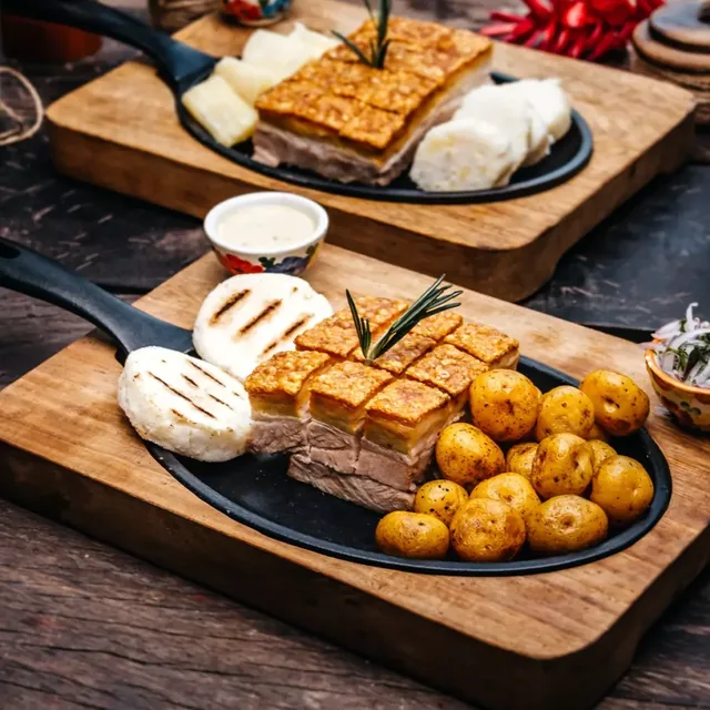 Chicharrón con papas criollas y arepas, de La Matriarca