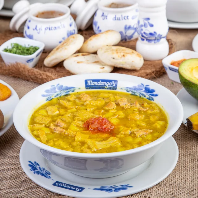 Sopa de mondongo servida con arepas y ají, de Mondongo&rsquo;s