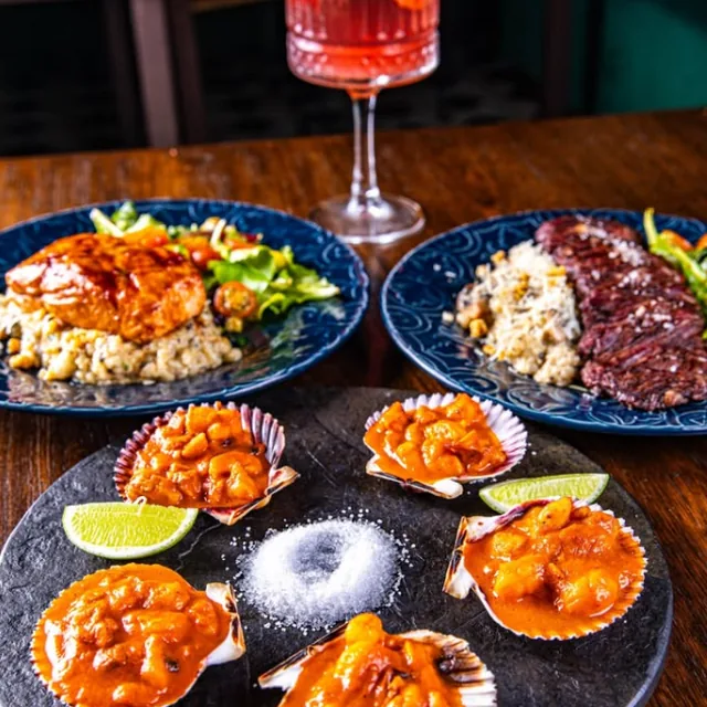 Platos de mariscos y coctelería servidos en Relato