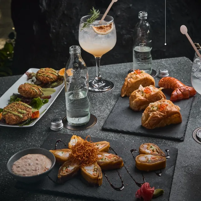 Tabla de entradas para compartir con coctelería, en Rúnico