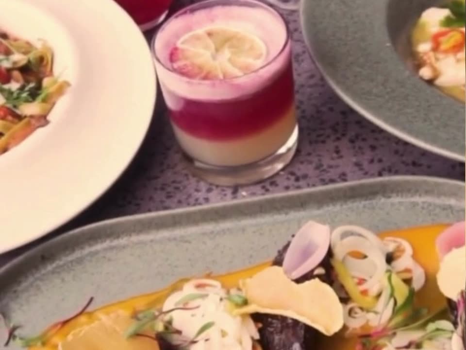 Plato de autor con coctelería en un restaurante de alta cocina