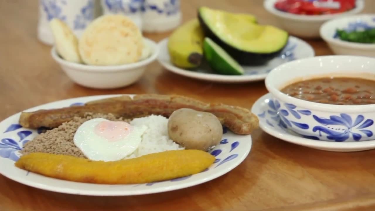 Bandeja paisa servida en mesa de madera