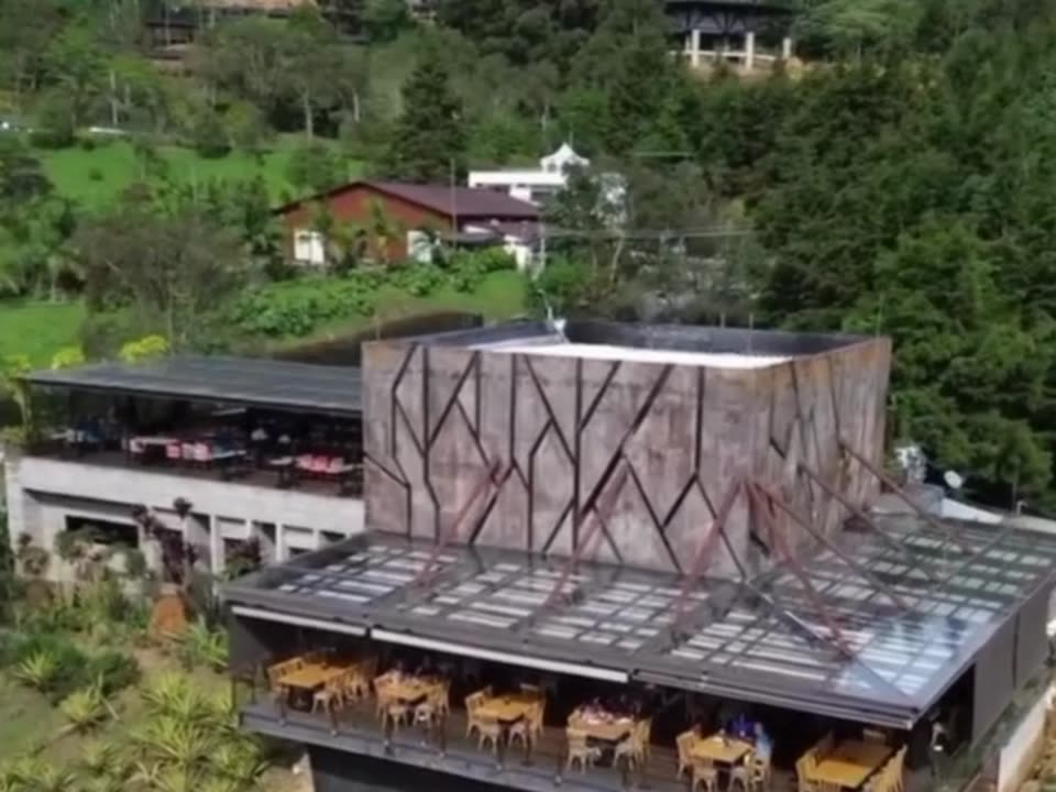 Restaurante sobre la montaña con vista al valle