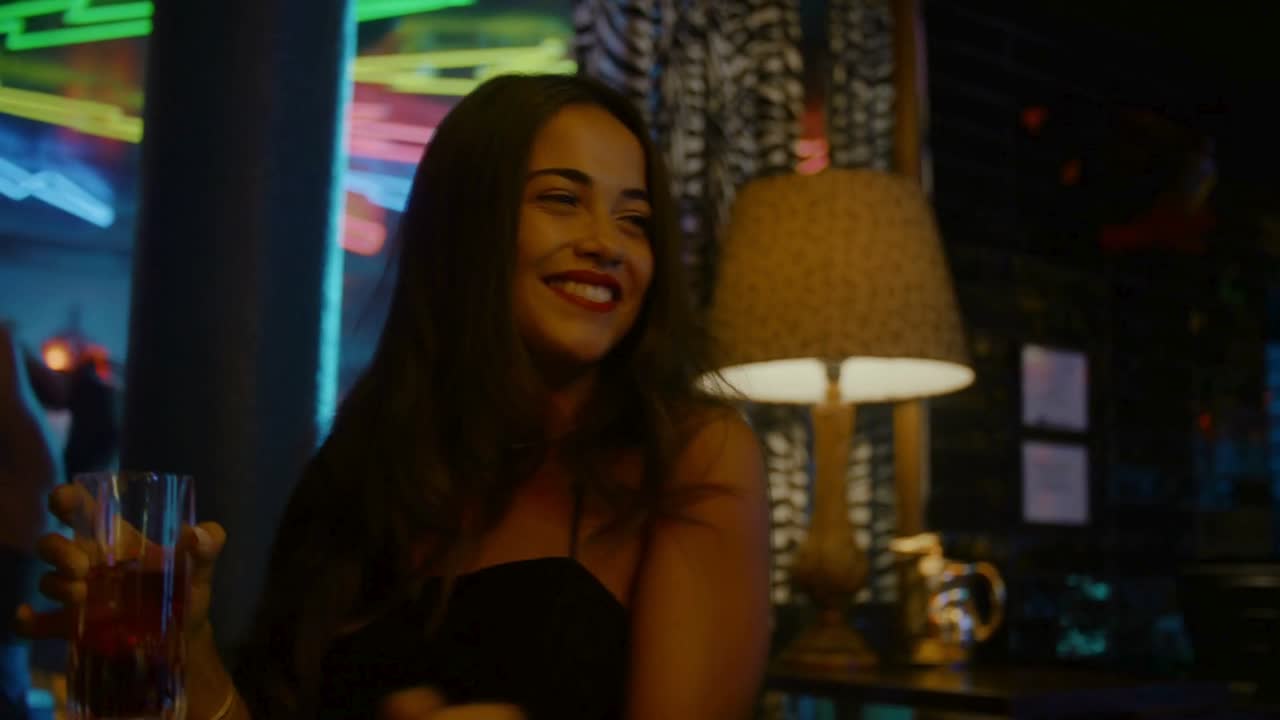 Bar de Medellín con luces de neón